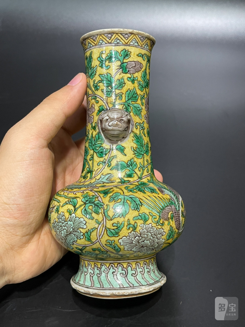 清康熙 黄地素三彩凤穿花牡丹纹铺首瓶 - 图8